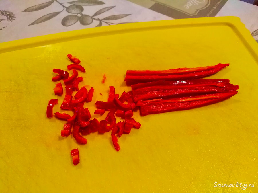 Салат с огурцами и перцем чили Мелко режем перец чили