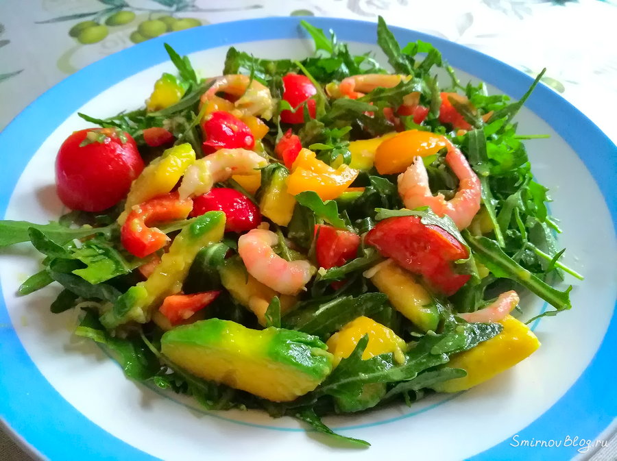 Салат с креветками и авокадо