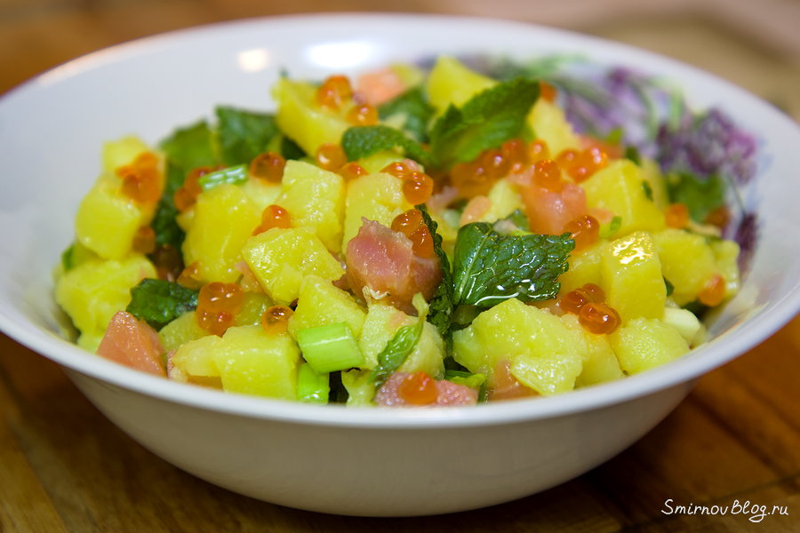 Салат с красной рыбой и икрой