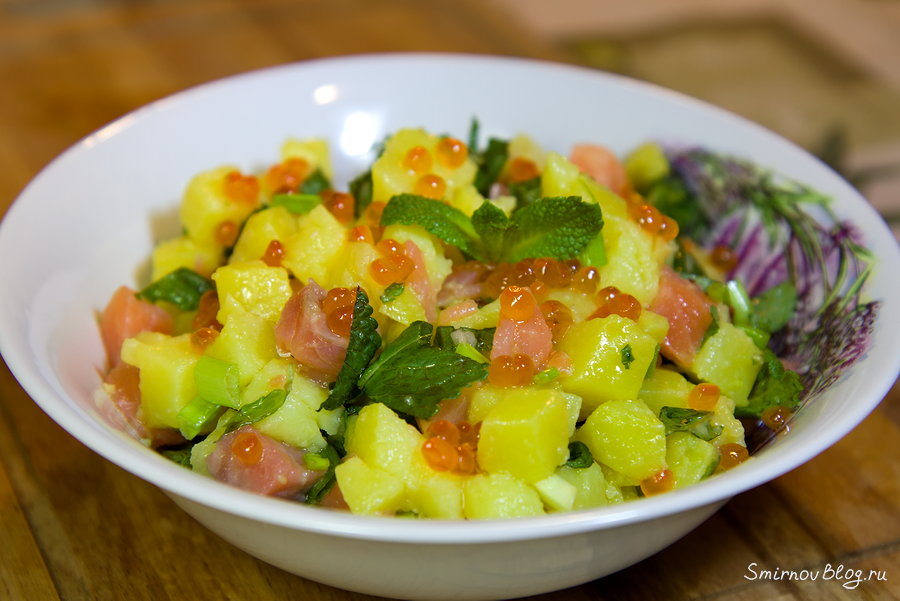 Салат с семгой, красной икрой, картофелем и мятой, заправленный оливковым маслом первого отжима