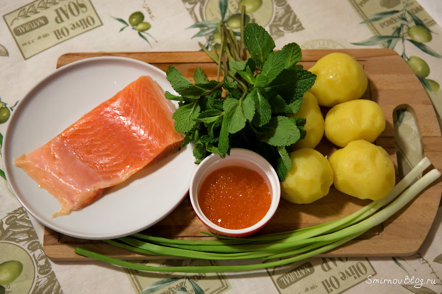 Продукты для салата из семги или форели с красной икрой, отварным картофелем, мятой и оливковым маслом