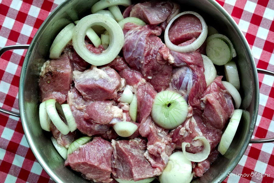 Куски свиной шейки в маринаде с луком