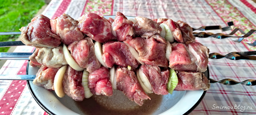 Шашлык на шампурах перед обжаркой