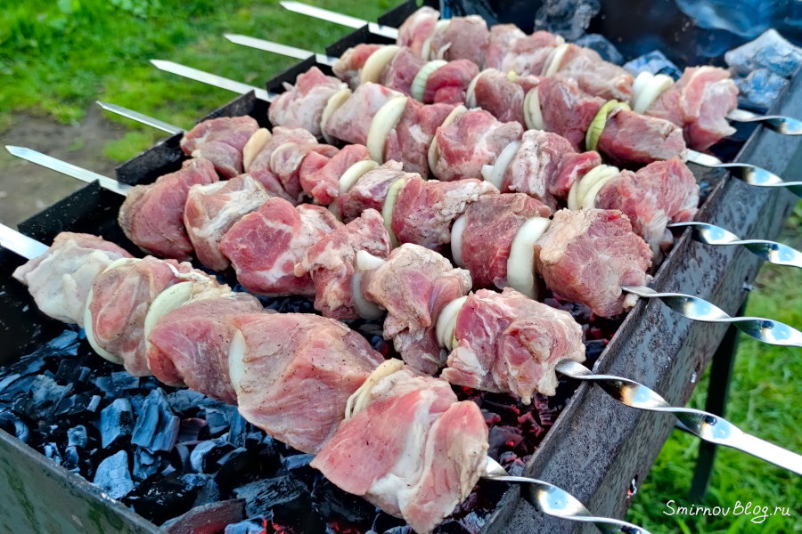 Шашлык из свиной шеи на мангале