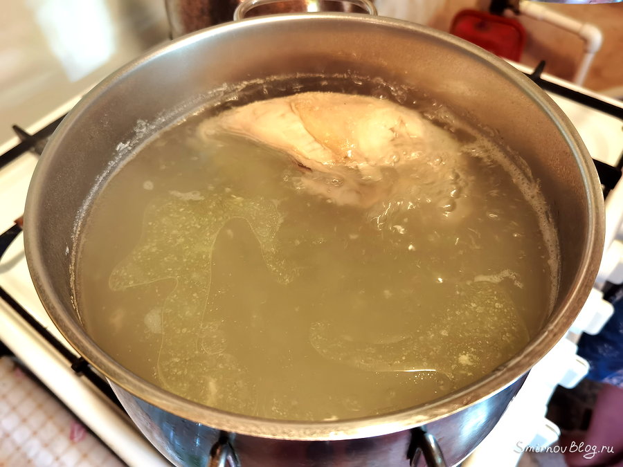 Кастрюля с куриным бульоном