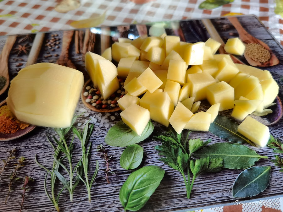 Режем картофель кубиками и забрасываем в куриный бульон