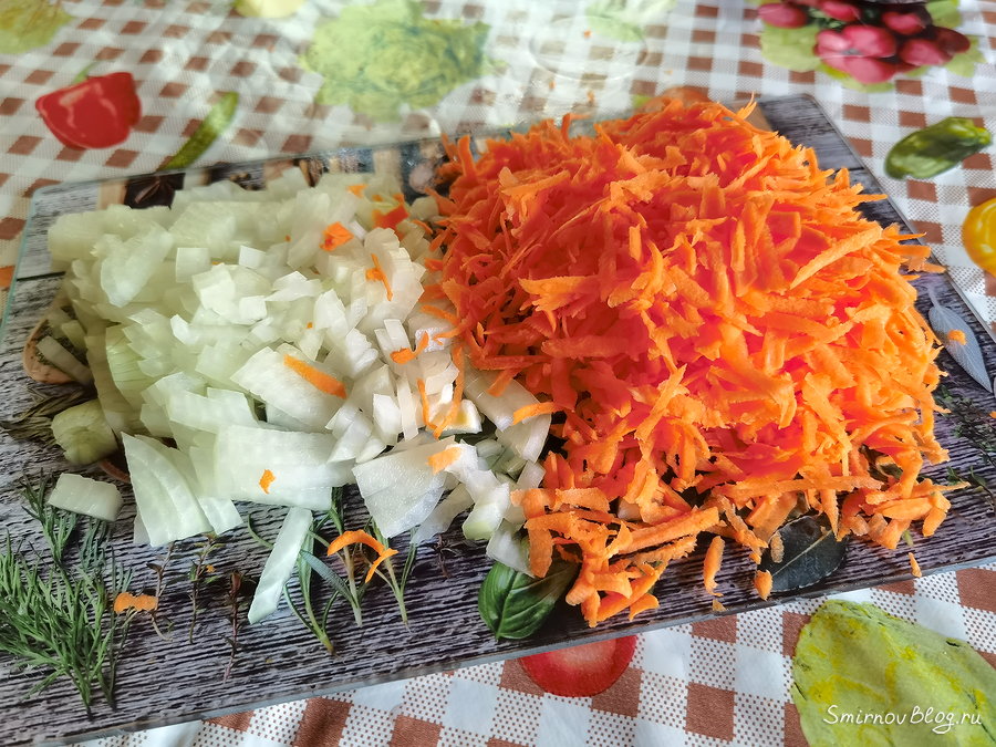 Тёртая морковь и мелко нарезанный лук для щавелевого супа