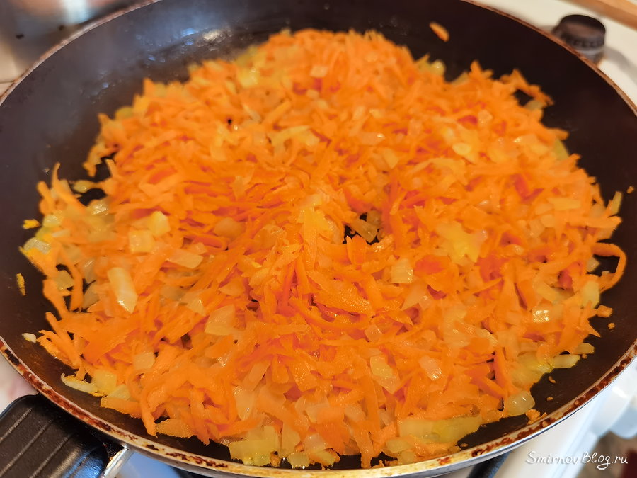 Обжариваем морковь с луком на сливочном масле
