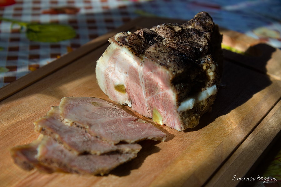 Запечённая в духовке свиная шейка Кусок свиной шейки запеченной в духовке со специями