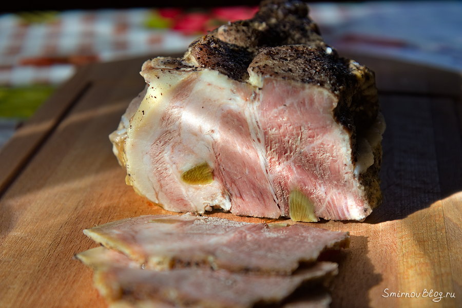 Чем можно заменить колбасу? Запечённая в духовке свиная шейка