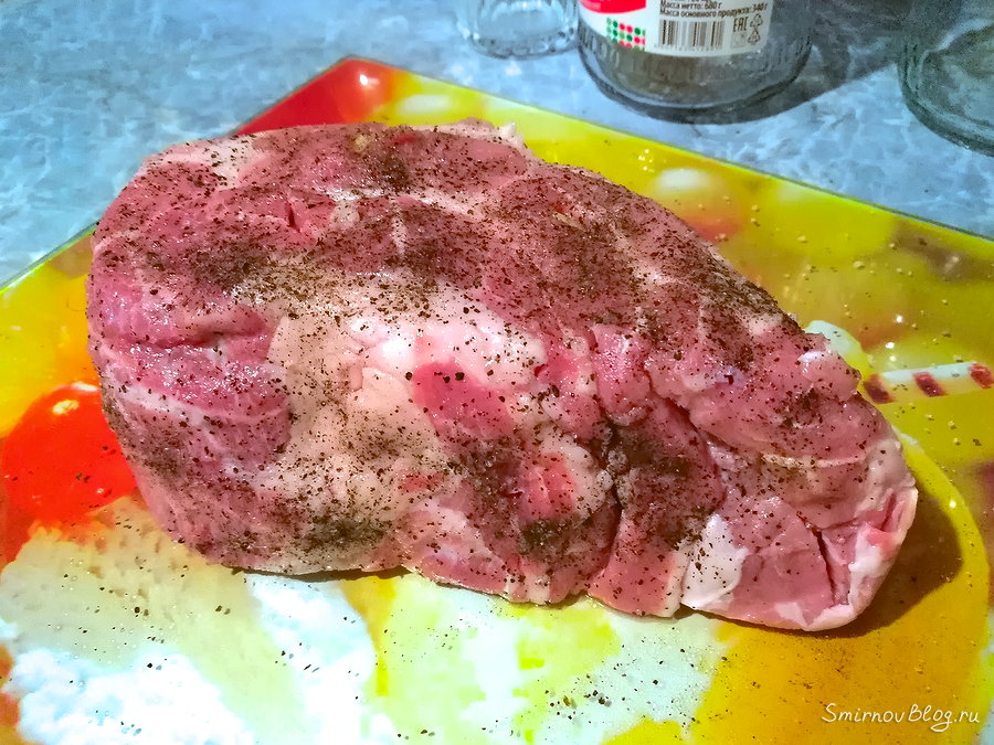 Запечённая в духовке свиная шейка Готовим кусок свиной шейки к запеканию в духовке и натираем его специями