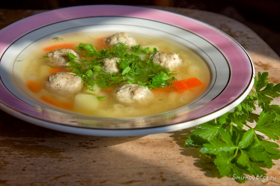 Суп с куриными фрикадельками и вермишелью Тарелка супа с куриными фрикадельками и вермишелью