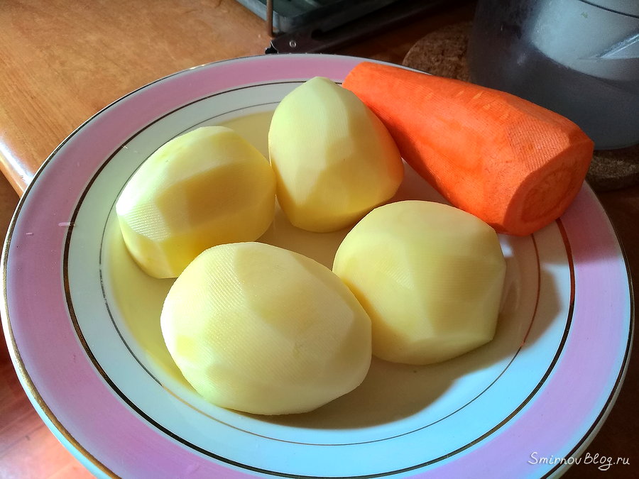 Вкусный суп с фрикадельками и вермишелью Очищенный картофель и морковь