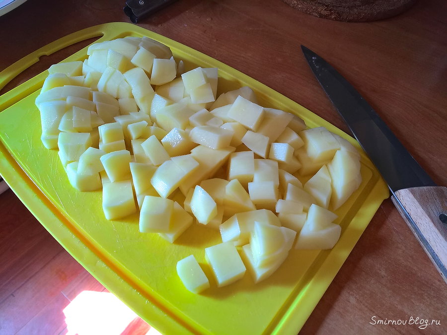 Вкусный суп с фрикадельками и вермишелью Нарезанный для супа картофель