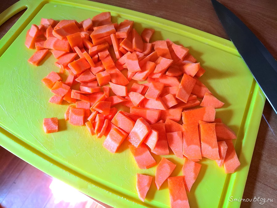 Суп с куриными фрикадельками и вермишелью Нарезанная ломтиками морковь для супа с фрикадельками