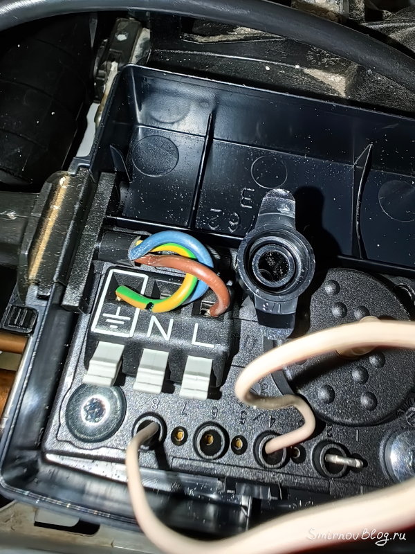 Клеммы в блоке управления циркуляционного насоса газового котла