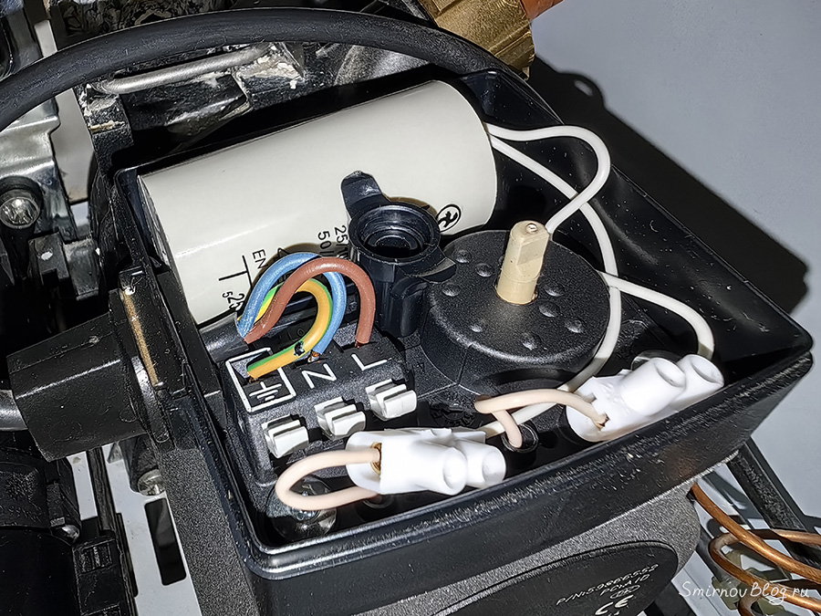 Раскрученный блок управления циркуляционным насосом газового котла